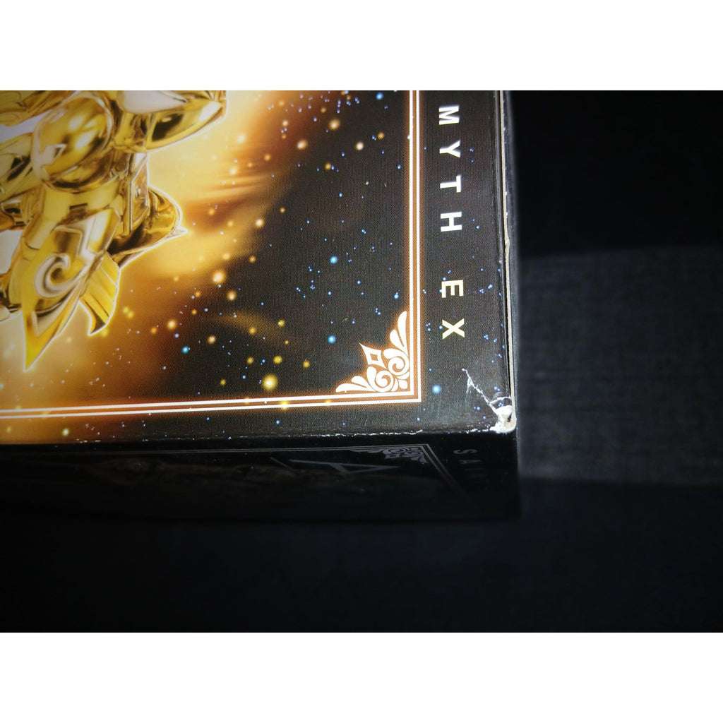 Coin de boîte figurine de collection MYTH EX avec motif doré, emballage légèrement abîmé