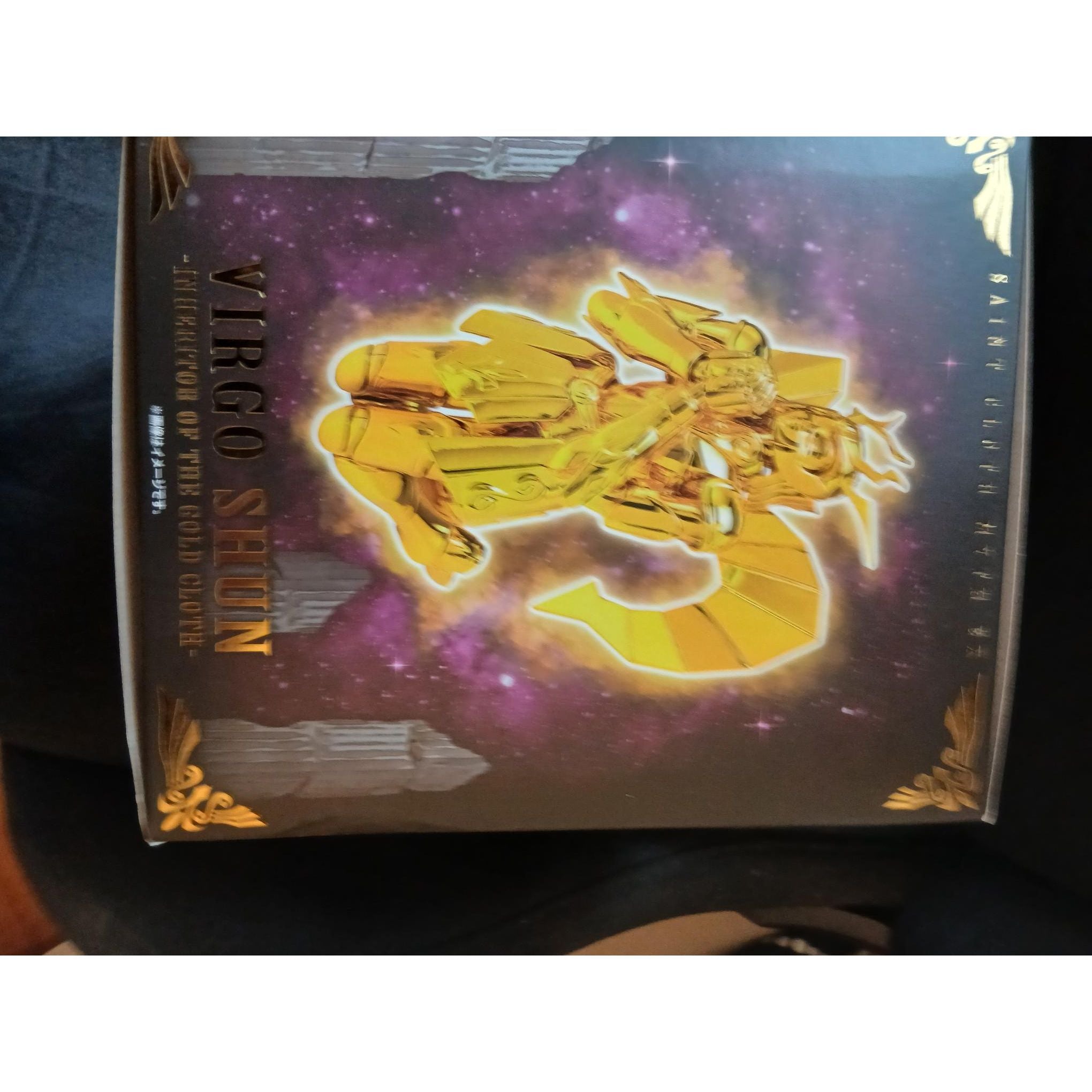 Boîte figurine de collection Virgo Shun dorée, sur fond galaxie, Sanctuary Collector