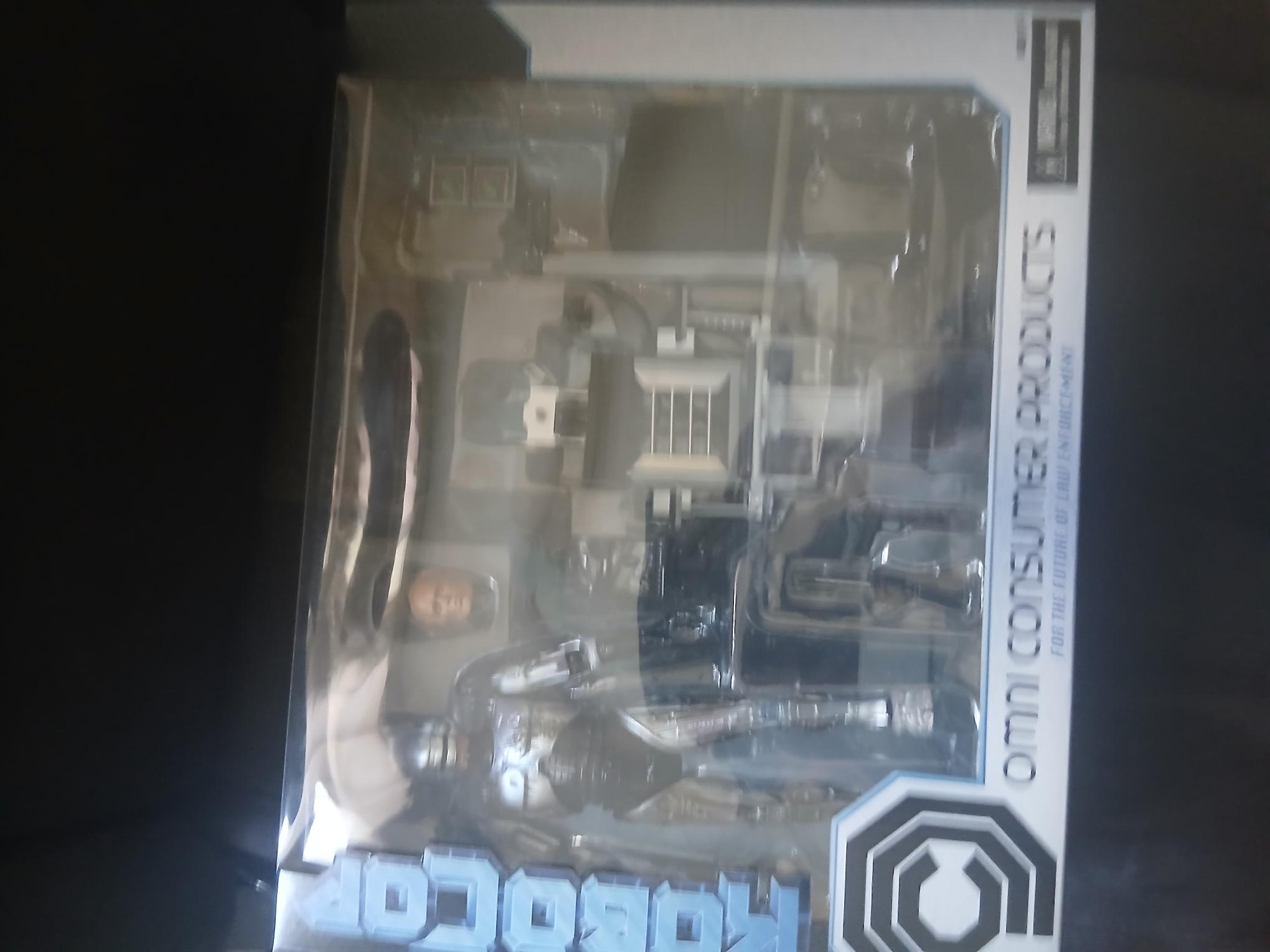 Robocop Ultimate - Battle Damaged avec Chaise de réparation - NECA 18cm