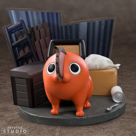 Figurine Pochita Chainsaw Man sur socle, décor urbain détaillé, collection exclusive Sanctuary Collector