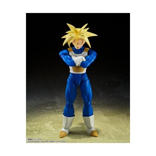 Figurine de collection articulée en armure bleue, cheveux blonds, sur fond sombre.