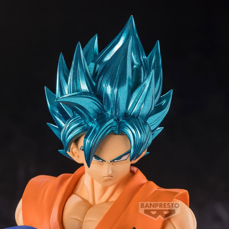 Figurine collector Banpresto, cheveux bleus métallisés, tenue orange, photo sur fond noir