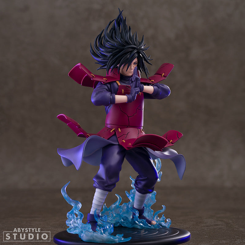 Figurine de collection Madara Naruto Shippuden en armure rouge, pose dynamique, base bleue décorative