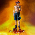 Figurine Portgas D. Ace One Piece, collection exclusive Sanctuary Collector, fond feu.