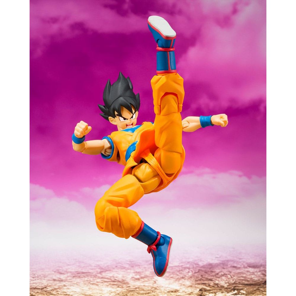 Figurine articulée de collection, combattant en gi orange, pose de coup de pied, fond violet.